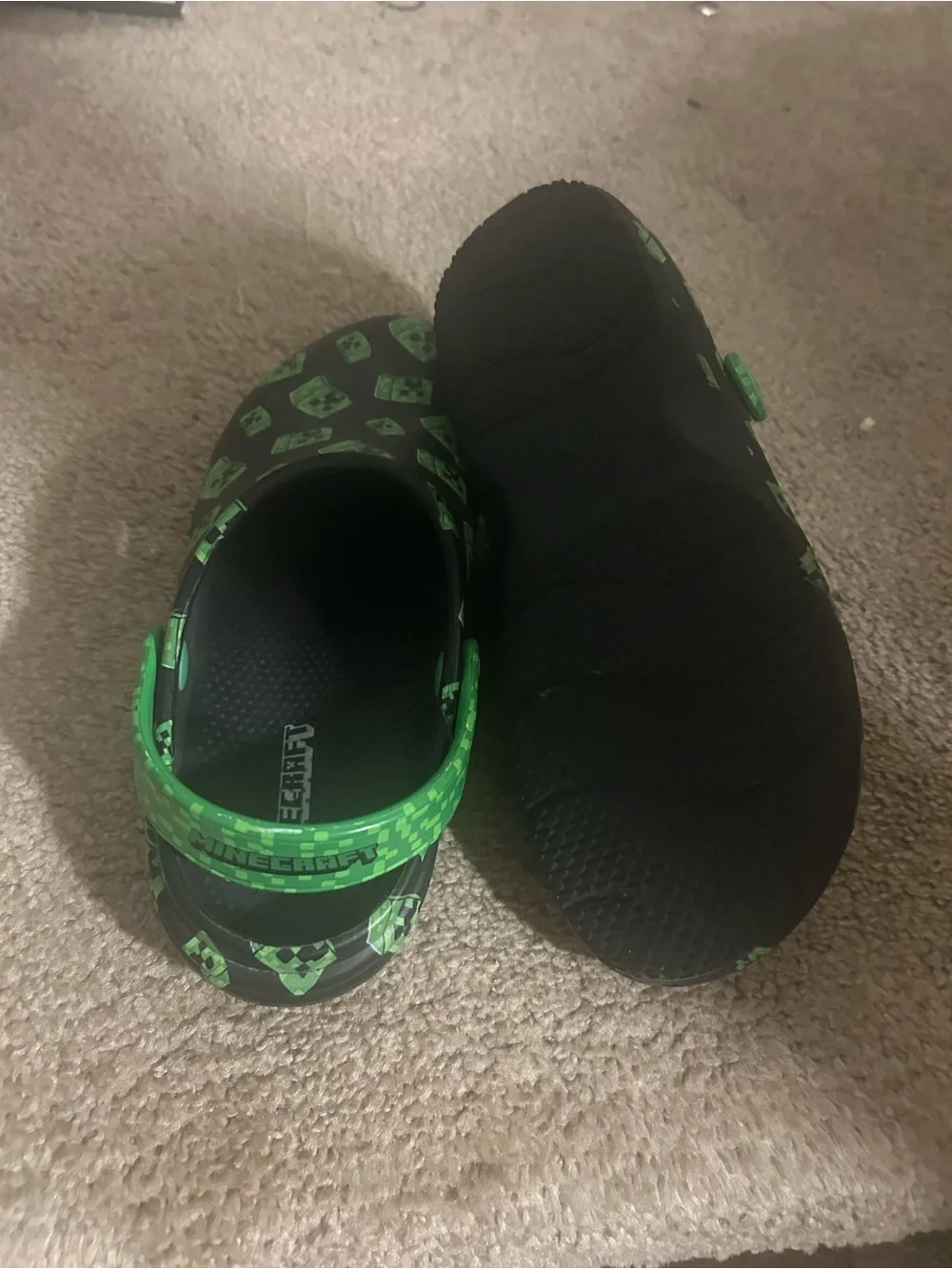 CROCS Kids Green Creeper Print Foam Clogs
